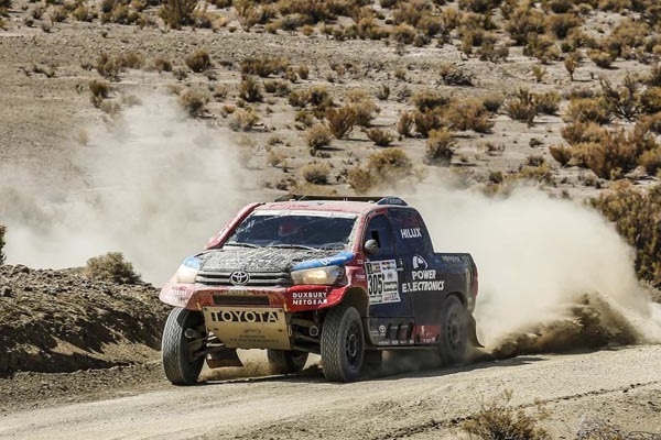 roma dakar 2017 toyota hilux
